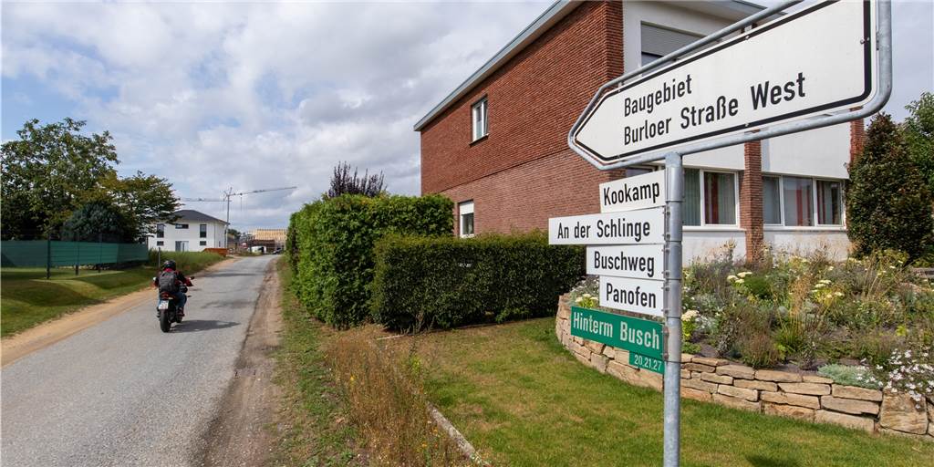 Jetzt soll‘s schnell gehen: Spielplatz in Oeding in den Startlöchern Der Kookamp ist die einzige Zufahrt zum Baugebiet Burloer Straße West. Wegen des stark gestiegenen Verkehrs soll die Baustraße auf 6,5 Meter verbreitert werden. Einig waren sich die Politiker im Südlohner Rat darüber aber nicht.