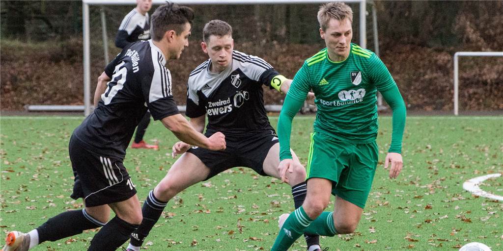 „Völlig unnötig“: LSV verspielt ein 4:1 - zwei Tore in der Nachspielzeit Stefan Schild (r.) und der SV Lippramsdorf führten lange Zeit gegen Rot-Weiss Mühlheim.
