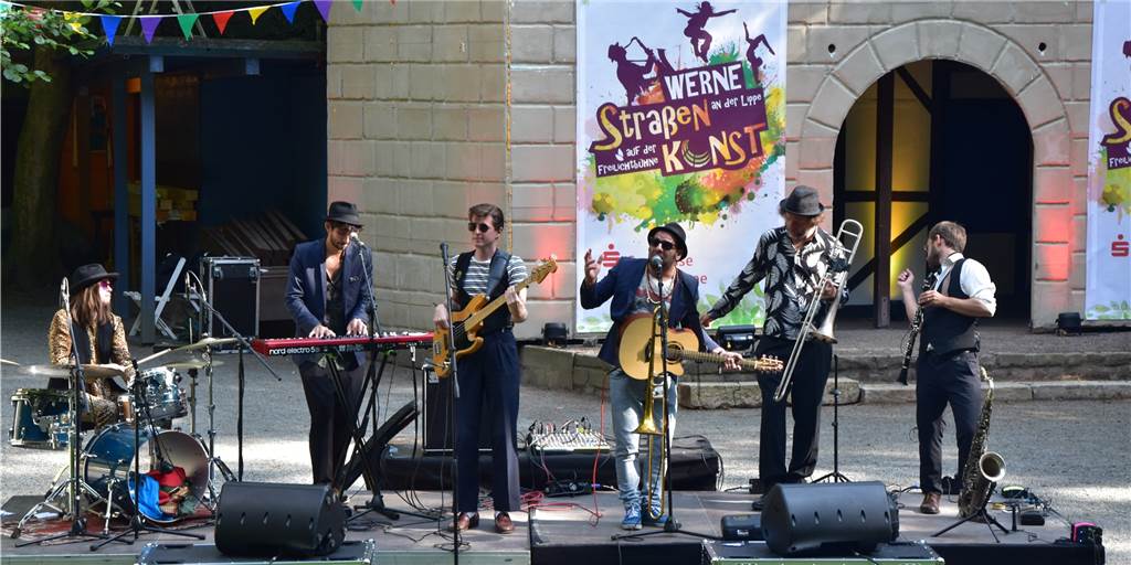 Werne statt Kap Verde: Band Faela ist begeistert vom Straßenkunstfestival Die schwedische Band Faela bei einem ihrer Auftritte beim Straßenkunstfestival in der Freilichtbühne Werne.