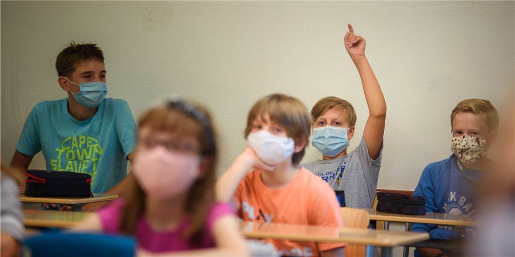 Trotz Lockerung: Ahauser Schüler sollen im Unterricht weiter Maske tragen Maske auf, Maske ab: In Ahaus soll trotz der Lockerung des Landes das Tragen einer Mund-Nasen-Bedeckung weiterhin bestehen bleiben.