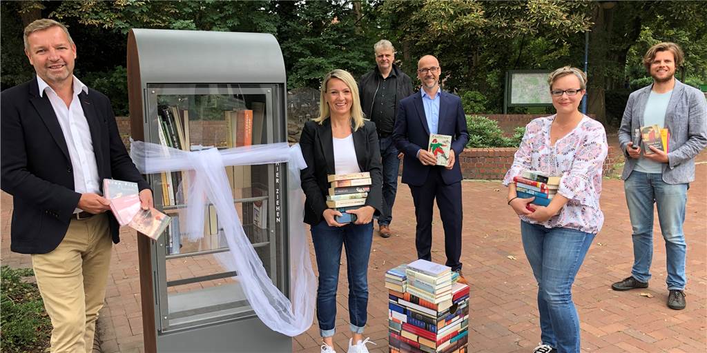 Neuer Bücherschrank und E-Bike-Ladestation am Rathaus Bürgermeister Mike Rexforth freut sich über den neuen Bücherschrank, der von den Patinnen Claudia Fröhlich und Yvonne Gretzinger betreut wird (vorne v.l.). Hans-Jürgen Greve hat den Schrank gebaut, der mit Hilfe von innogy-Kommunalbetreuer Dirk Krämer und dem scheidenden Klimaschutzmanager Thomas Heer (hinten v.l.) seinen Weg nach Schermbeck fand.