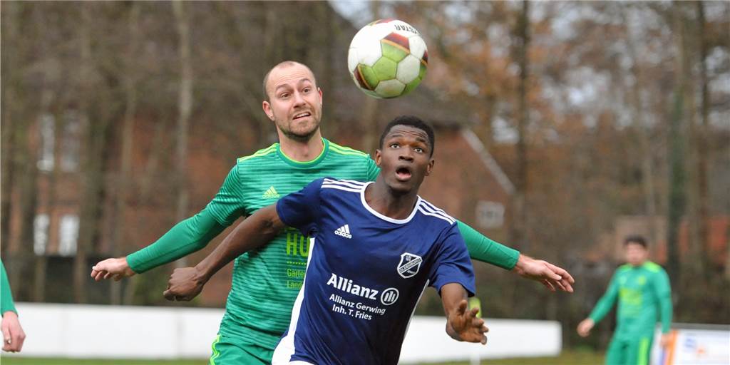 Countdown zum Saisonstart: Graes will ganz oben mitspielen Daniel Wübken (l.), hier gegen Mamadou Toure vom FC Oldenburg, hilft der TG Almsick in den ersten Wochen der Saison aus.