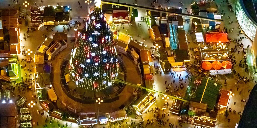 Wie stehen die Chancen für den Dortmunder Weihnachtsmarkt 2020? Alljährlich ein Höhepunkt im Dortmunder Kalender: Der Weihnachtsmarkt rund um den Hansamarkt mit dem größten Weihnachtsbaum der Welt (Archivbild).
