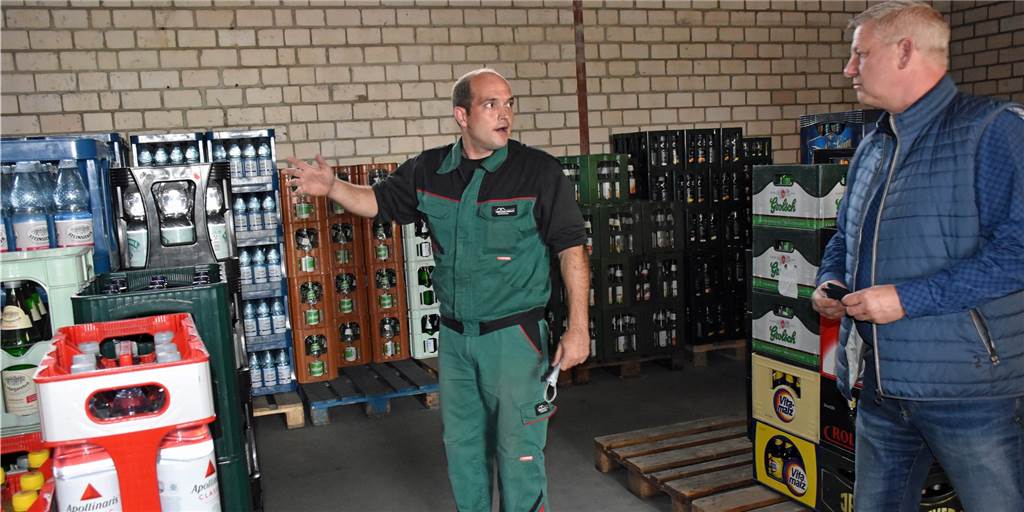 Dieter Berkemeier macht Haustürwahlkampf und spricht mit Unternehmern Dieter Berkemeier war am Montag zu Besuch im Getränkemarkt "Fresh and Cool" in Legden. Der unabhängige Bürgermeisterkandidat wollte ihm Rahmen seiner Wahlkampf-Besuche von Marktleiter Bernd Thor wissen, wie es um den Einzelhandel im Allgemeinen und in der Corona-Zeit im Besonderen steht.