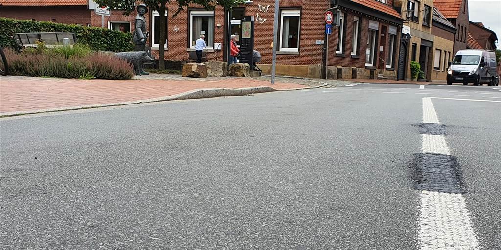 Sinnlose Markierung auf der Hauptstraße: Patzer ausgebessert Optisch wenig ansprechend wurde der Patzer auf der Hauptstraße behoben.