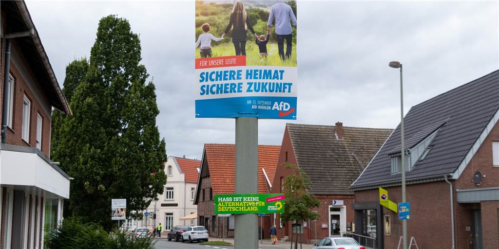 Die Grünen gegen Bürgermeisterin Karola Voß: Zoff um Anti-AfD-Plakate Mit dem Slogan "Sichere Heimat, sichere Zukunft" wirbt die AfD an einer Straßenlaternen in Wüllen. Die Antwort der Grünen steht direkt darunter – muss aber wohl wieder abgehängt werden.