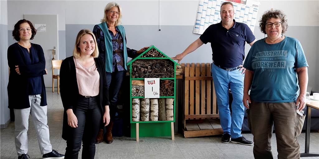 Projekt „BackUp“ kann Schulverweigerern in Haltern weiterhelfen Freuen sich über die weitere Finanzierung des BackUp-Projektes, v.l.: Teamleiterin Anna Rizou, Mitarbeiterin Liv Klinghammer, Dr. Bärbel Kerkhoff, Geschäftsführerin der Gelsenwasser-Stiftung, Bürgermeister Bodo Klimpel und Mitarbeiterin Arnhild Froese.
