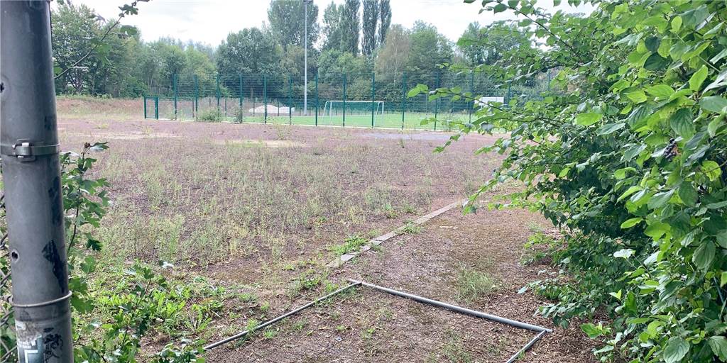 50 Parkplätze sind seit 3 Jahren nutzbar - aber es gibt keine Zufahrt Eigentlich sollten hier schon lange Autos parken. Doch seit drei Jahren tut sich auf dieser Fläche in Dortmund-Schüren nichts.