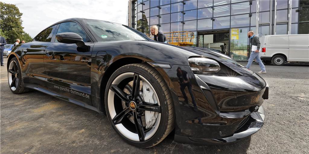 Porsche baut Auto-Tempel am Flughafen, der weltweit Vorbild sein soll Ein neues Porsche-Zentrum entsteht in Dortmund
