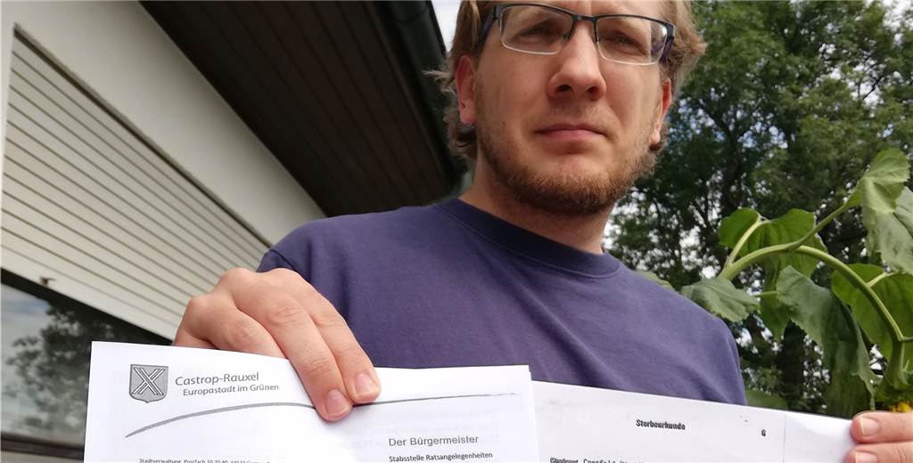 In Castrop-Rauxel soll eine Tote wählen gehen Fabian Kaese hält den Wahlbescheid seiner verstorbenen Tante in der Hand, für ihn unerklärlich.