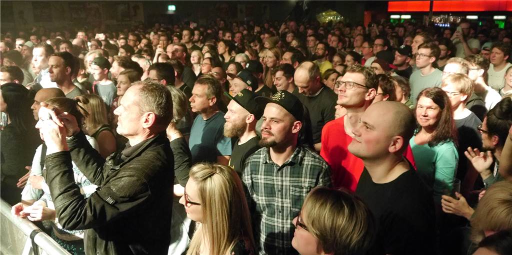 Konzerte im FZW: Kleine Schritte, Wärmebildkameras und Hoffen auf 2021 Das Publikum beim Auftritt von Meute im Februar 2020 im FZW, einem der letzten Konzerte unter Vor-Corona-Bedingungen an der Ritterstraße.