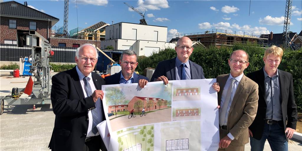 Baustart: Günstige Reihenhäuser für acht Familien im Erningfeld Baustart für neue öffentliche geförderte Reihenhäuser im Baugebiet Erningfeld in Stadtlohn (von links): Bürgermeister Helmut Könning, Wohnbau-Vorstand Uwe Schramm, Dr. Stefan Jägering (Wohnbau) und Wolfgang Wielens (DW-Projektbau.
