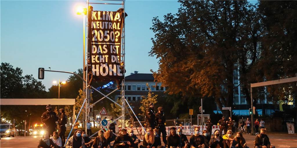 Wall-Protestaktion sorgt für heiße Diskussionen und viel Unverständnis Ein paar Demonstranten hatten sich auf dem mobilen Gerüst festgekettet.