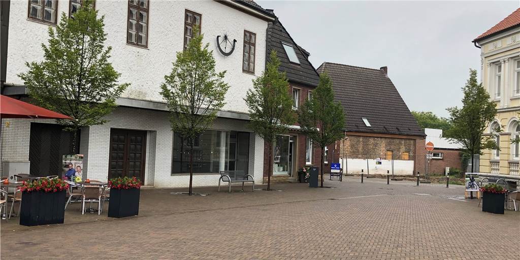 Pläne für mehrere Neubauten am Markplatz Olfen nehmen Gestalt an Das alte Kino am Marktplatz in Olfen (weißes Gebäude) soll einem Neubau weichen. Im Hintergrund an der Ecke Funnenkampstraße ist bereits ein Haus abgerissen worden. Hier baut der Fleischer Middelmann neu.
