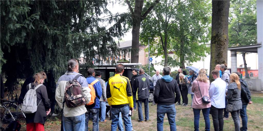 Bewegende Trauerfeier im Stadtpark: „Mach’s gut, wir vermissen dich“ Eine Trauerfeier für ein Mitglied der Stadtpark-Szene, das im Alter von nur 39 Jahren gestorben war, organisierte der Verein für soziale Integrationshilfen vor Ort.