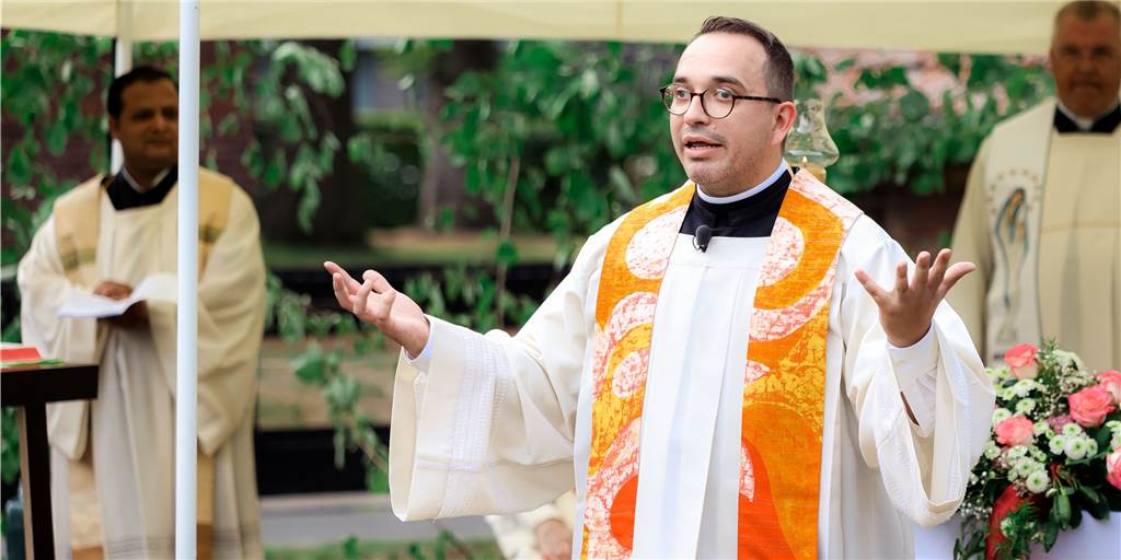 Kirchhellener Pfarrheime öffnen wieder - aber unter strengen Auflagen Pastor Christoph Potowski, hier bei seiner Einführung in die Gemeinde, freut sich, dass die Pfarrheime in Kirchhellen, Feldhausen und Grafenwald wieder öffnen.