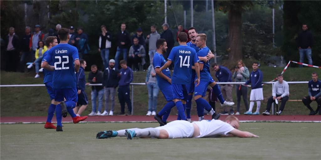 Hattrick-Schütze Wemhoff ballert Sythen gegen den ETuS in die nächste Runde Sythen bejubelt den Einzug in die nächste Pokalrunde, der ETuS ist ausgeschieden.
