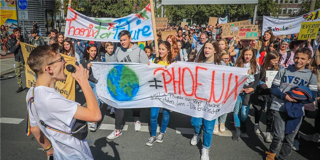 „Wer nicht hüpft, der ist für Kohle“ – 12.000 Klimaaktivisten legen Verkehr lahm