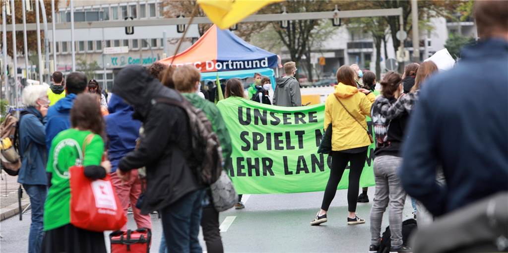 Live-Ticker: Klima-Demo endet früh – Südwall wieder freigegeben Knapp 250 Menschen demonstrieren auf dem Südwall. Mittlerweile leert sich die Demo aber auch wieder.