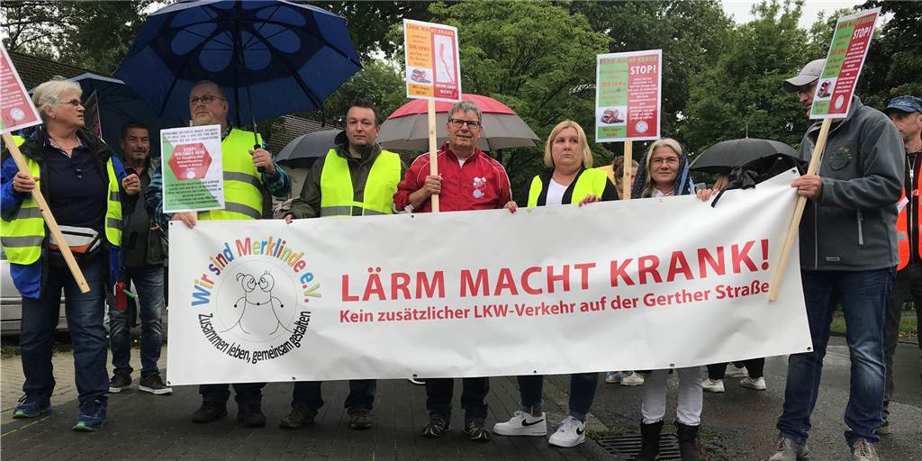 Demonstration auf der Gerther Straße: Nicht nur Merklinde protestierte In Merklinde demonstrierten am Freitag gut 175 Menschen lautstark gegen eine neue Firmenansiedlung auf dem alten Philippine-Gelände an der Gerther Straße.