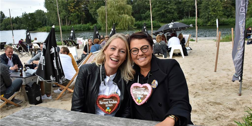 Keine Kirmes heißt nicht kein Spaß: Vredener feiern anders, aber fröhlich Mechthild Lechtenberg (l.) und Nadine Heming feiern den Ersatz-Kirmes-Auftakt am Berkelbeach und haben sich mit Kirmesherz und -button eingedeckt. Eine Spende für die Schausteller für Button und Herz haben sie gern gegeben.