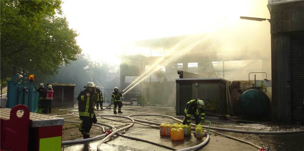 Viele Fotos: Lagerhalle im Dortmunder Westen in Vollbrand Gegen 7.30 Uhr steht die Lagerhalle noch immer in Brand.