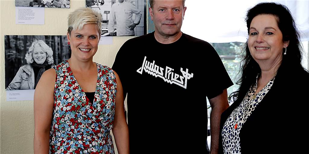 Fotoausstellung: „Von der Kettensäge bis zum Beichtstuhl“ Organisierten gemeinsam die Ausstellung: Jennifer und Christian Grube vom Fotostudio Augenblick und Elke Kandaouroff (r.) vom Hotel Seehof.