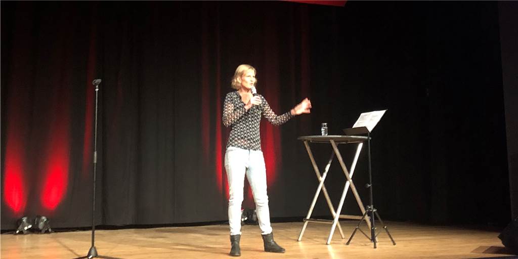 Rund 100 Zuschauer waren in die Stadthalle gekommen, um sich das Programm von Vera Deckers anzuschauen. 