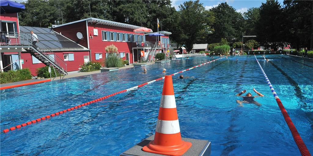Spät eröffnet, keine Veranstaltung: Corona reißt Loch in Elsebad-Kasse Gesperrte Sprungblöcke, Absperrungen im Becken: Die von der Coronakrise überschattete Elsebad-Saison ging am Sonntag ohne das übliche Abbadefest zu Ende.