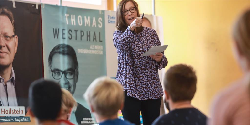 Experiment zum OB-Wahlkampf: Wen würden Kinder wählen? Wer wird’s? Viertklässler der Lünener Leo-Grundschule haben mit einem nachgeahmten wissenschaftlichen Experiment unter Anleitung von Redakteurin Gaby Kolle Orakel für die Dortmunder Oberbürgermeisterwahl gespielt.