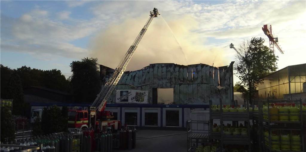 Lagerhalle im Dortmunder Westen in Flammen – Rauch kilometerweit zu sehen Seit 3 Uhr am Sonntagmorgen (6.9.) löscht die Feuerwehr den Großbrand in einer Lagerhalle im Dortmunder Westen.