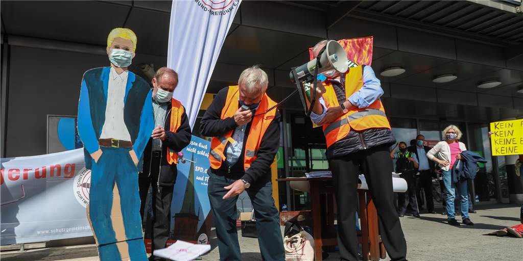Wirbel um Fake-Brief eines städtischen Geschäftsführers bei Flughafen-Demo Unterschriften für einen Papp-Oberbürgermeister: Die Schutzgemeinschaft Fluglärm protestierte vor dem Dortmunder Flughafen.