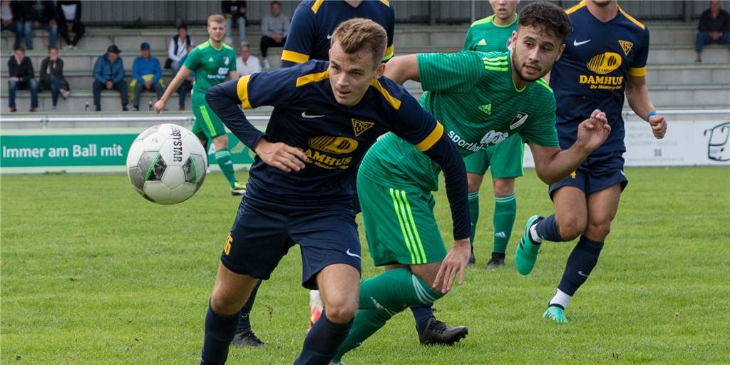 Niederlage zum Auftakt: Lippramsdorf wird erst in Halbzeit zwei besser Dülmens Robin Kettner (v.) siegt im Duell mit Ertugay Misirci und gegen den LSV.