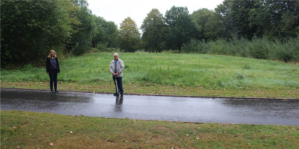 Bert-Brecht-Gymnasium soll wieder einen Sportplatz bekommen Britta Bernstein und Peter Spineux vor der verwilderten Fläche auf dem Schulgelände, die groß genug für einen Sportplatz ist.