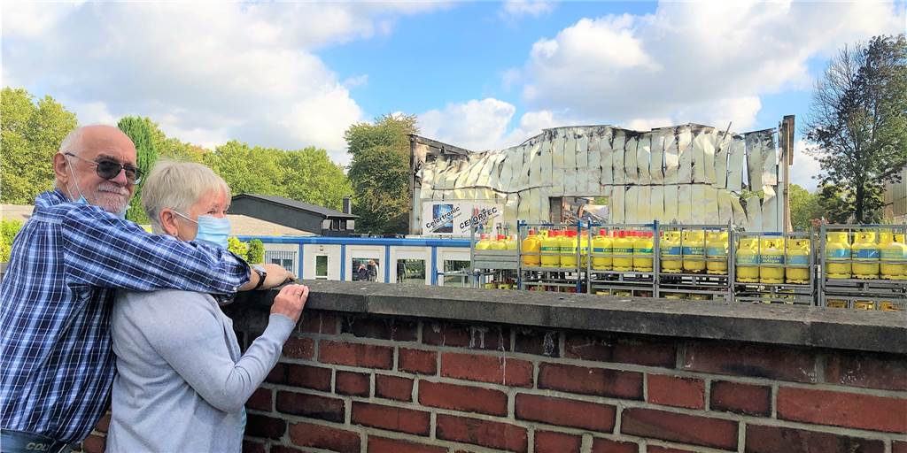 Lagerhalle in Flammen: „Ich hatte große Angst um unsere Wohnung“ Die Anwohner Christine und Rainer Blase schauen auf die Brandruine. Sie sind erleichtert, dass sich das Feuer nicht auf die Firma Celortec samt Gasflaschen ausgebreitet hat.