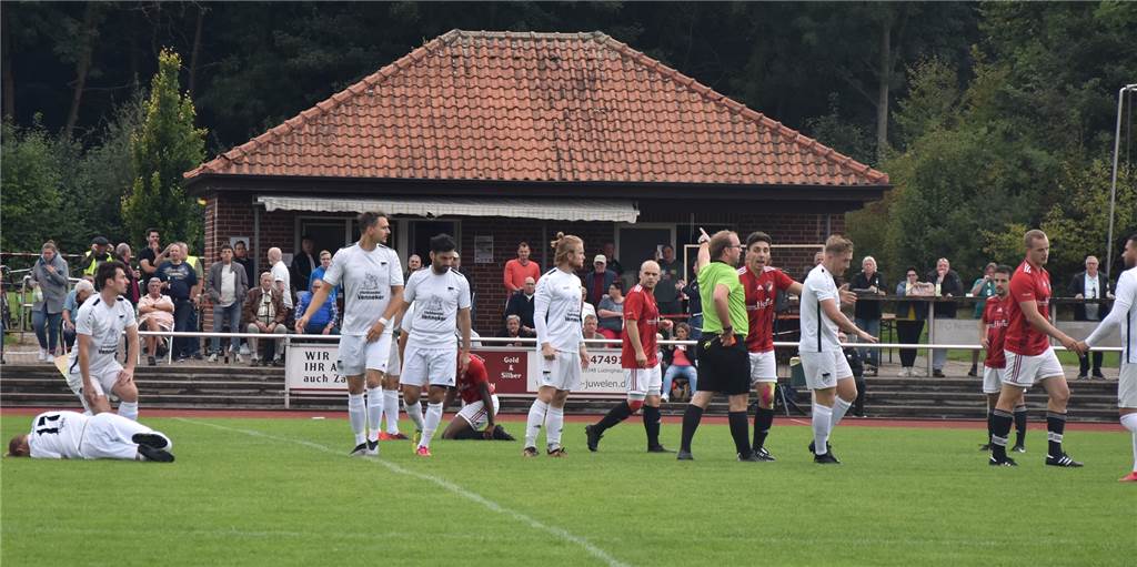 Früh die Nerven verloren: Schnellste Rote Karte der Saison im Amateurfußball Früh die Nerven verloren: Schnellste Rote Karte der Saison im Amateurfußball