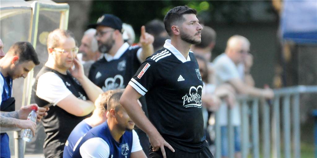 Vor dem eigenen Spiel geht‘s zur Jugend: Wacker-Cheftrainer setzt auf gute Junioren-Arbeit Wacker-Cheftrainer Aytac Uzunoglu steht nicht nur bei der ersten Mannschaft an der Seitenlinie, sondern auch bei den Juniorenmannschaften - dann allerdings als Zuschauer hinter der Bande.