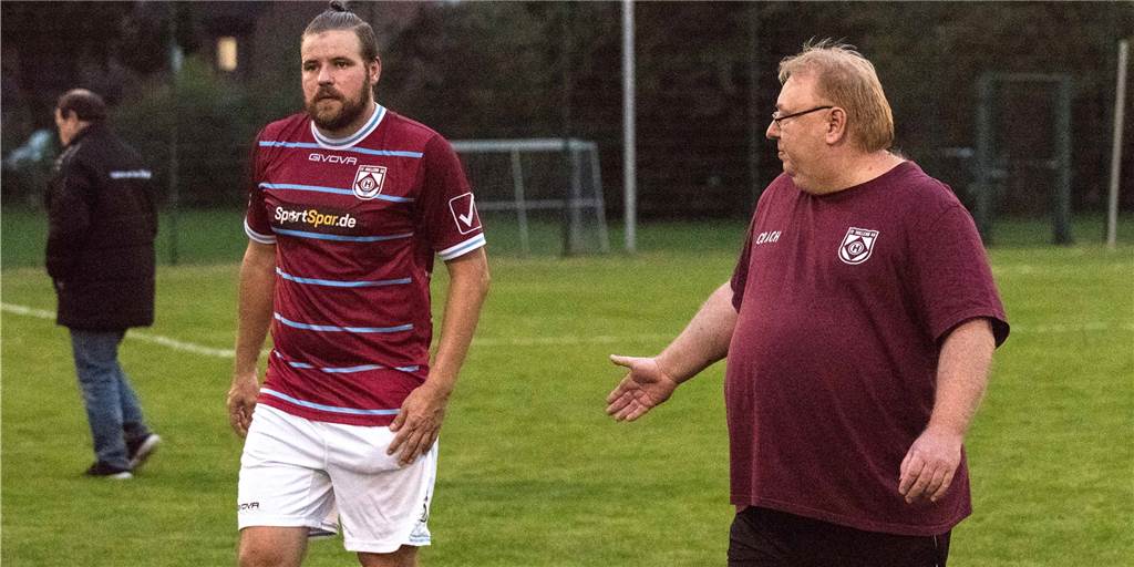 Vom Angreifer zum Abwehrboss: Marco Masannek ist Hullerns neuer Anführer Hullerns Marco Masannek (r.) ist Christoph Bafs-Dudziks rechte Hand auf dem Platz.