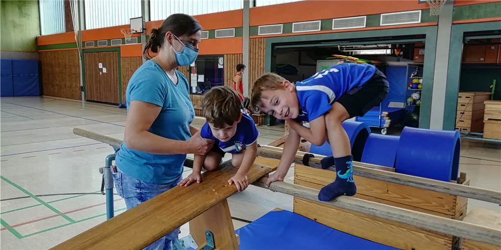 Kinder können sich in der Turnhalle nach der Corona-Pause wieder austoben In der Eltern-Kind-Turngruppe des Turnerbunds Rauxel wird wieder getobt und gespielt.