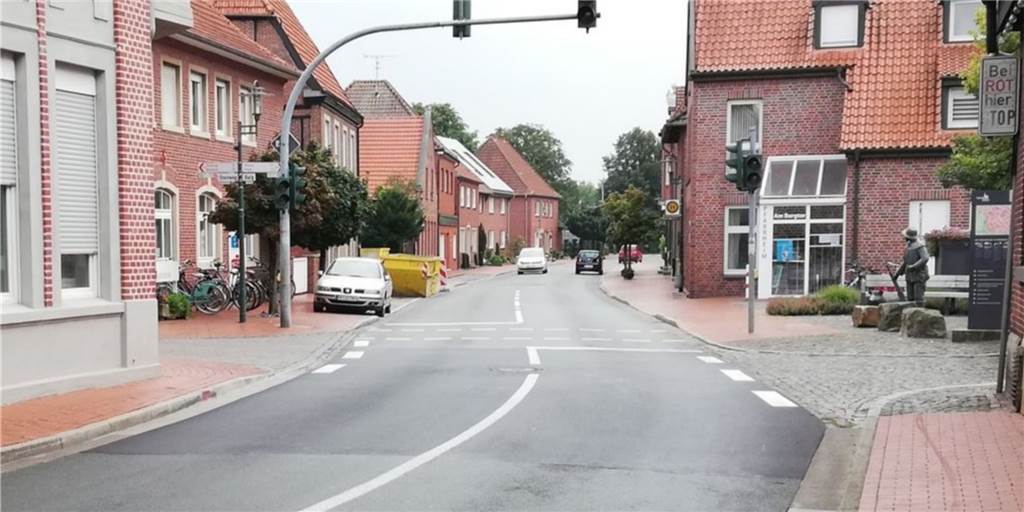 Wie man gut erkennen kann: Die Fahrbahnmarkierung im Bereich Burg/Steinweg ist noch immer durchgezogen. Nur durch den Gullideckel wird diese unterbrochen.