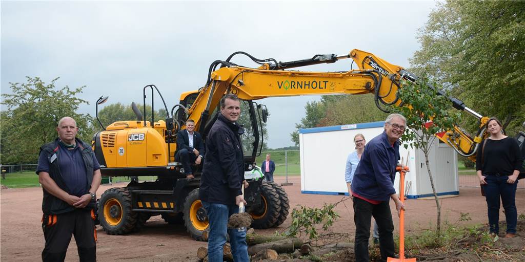Neuer Zugang vom Kanal kommt: Umbau des Bürgerparks hat begonnen Die beiden Bürgermeister von Dorsten, Tobias Stockhoff (Stadt, links) und Hans Kratz (Park, rechts) vollzogen den ersten Spatenstich zur Umgestaltung des Bürgerparks, den die Baufirma Vornholt aus Borken übernimmt.