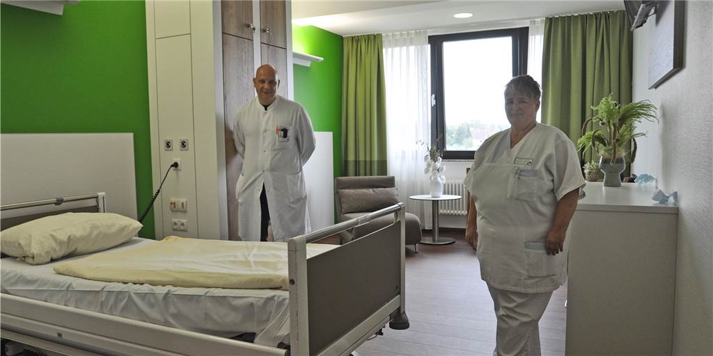 Neue Palliativstation am EvK: Hierher kommt man nicht zum Sterben Chefarzt Christoph Schildger und Bereichsleiterin Petra Lückel in einem der Zimmer auf der Palliativstation. Bis auf das Bett, das noch ausgetauscht wird, ist alles bereit für Patienten.