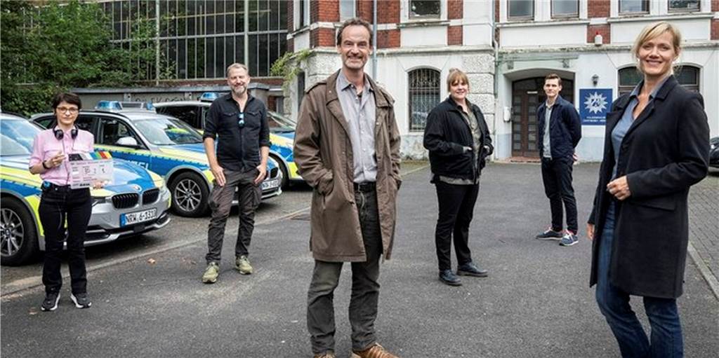 Dortmund-Tatort: Frauen werden abgeschleppt, flachgelegt und fallengelassen Der 18. Dortmund-Tatort „Marionetten“ wird zurzeit vor allem in Köln und Umgebung gedreht mit dem Ermittler-Team Peter Faber (Jörg Hartmann)
Rosa Herzog (Stefanie Reinsperger), Jan Pawlak (Rick Okon) und Martina Bönisch (Anna Schudt). Regie führt Ayse Polat.