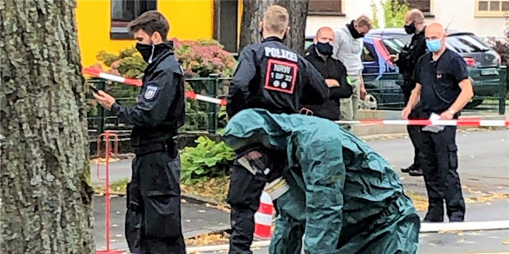 Spezialkräfte finden bei Hausdurchsuchung Weltkriegs-Mine Experten der Feuerwehr analysieren in speziellen Schutzanzügen die verdächtigen Substanzen, die die Polizei in der Wohnung eines 68-jährigen Dortmunders sichergestellt hatte.