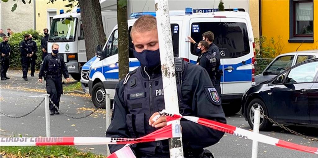 Polizeieinsatz in Lütgendortmund: Polizei findet weitere Waffen Die Polizei setzt ihre Durchsuchung in Lütgendortmund heute fort.