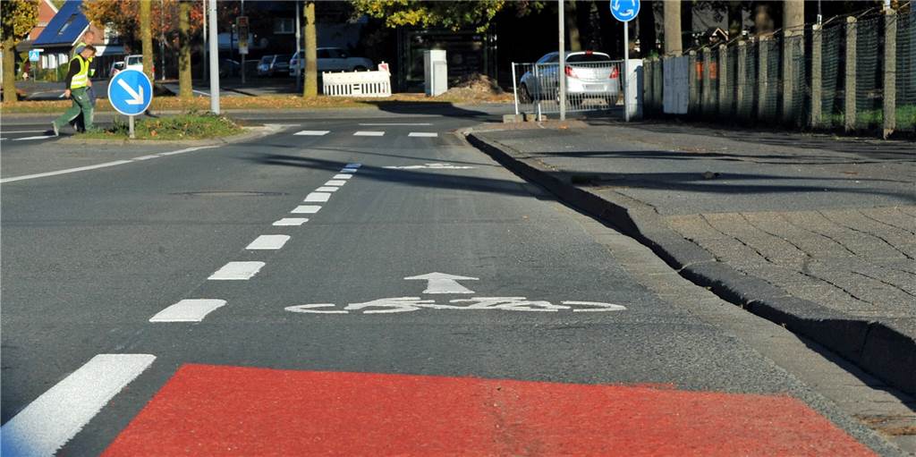 Video: Bürgermeisterkandidaten diskutieren über Verkehr in Vreden Auf der Ottensteiner Straße fahren die Radfahrer auf der Straße.