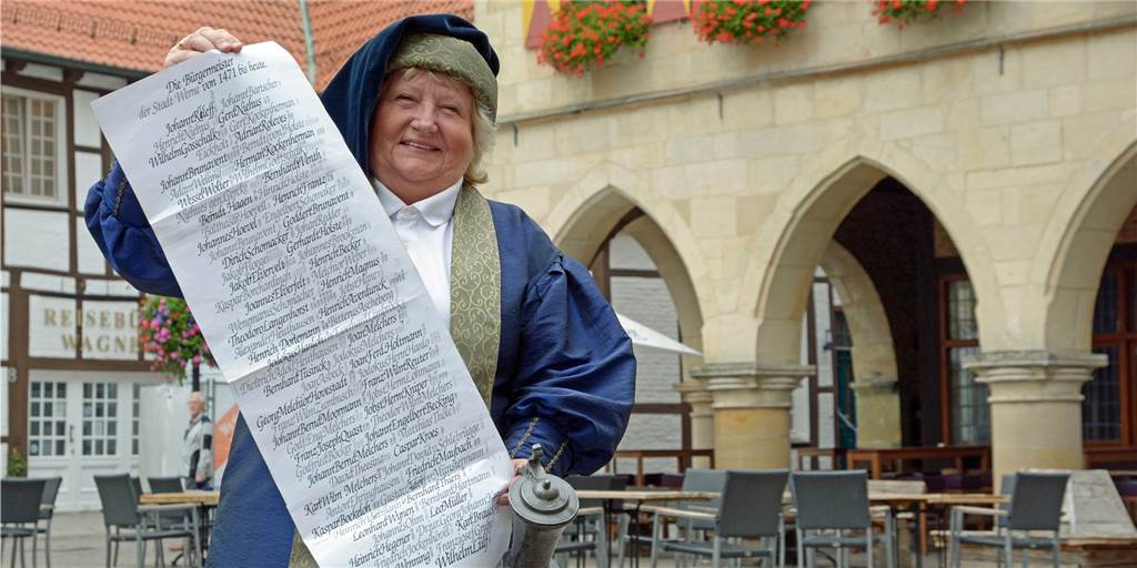 Auf der langen Liste, die Wernes Stadtführerin Heidelore Fertig-Möller hier präsentiert, stehen die Bürgermeister-Namen der vergangenen 550 Jahre.