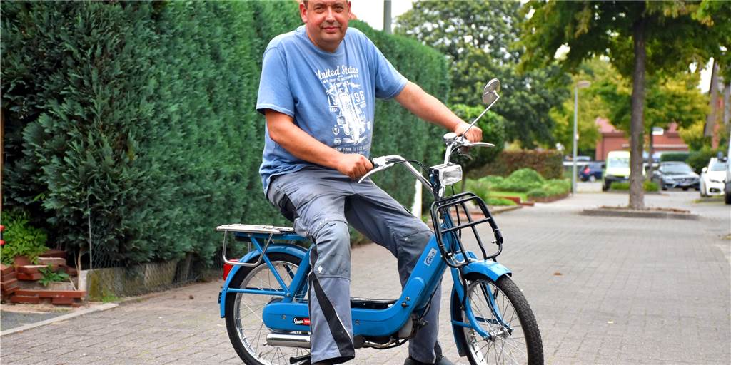 Mathias Fleischer (54) auf einer blauen Ciao. Für den Wüllener gibt es nichts Schöneres als Mofas. 16 Stück stehen bei ihm in der Garage. Ein Anbau ist aber noch nicht geplant.
