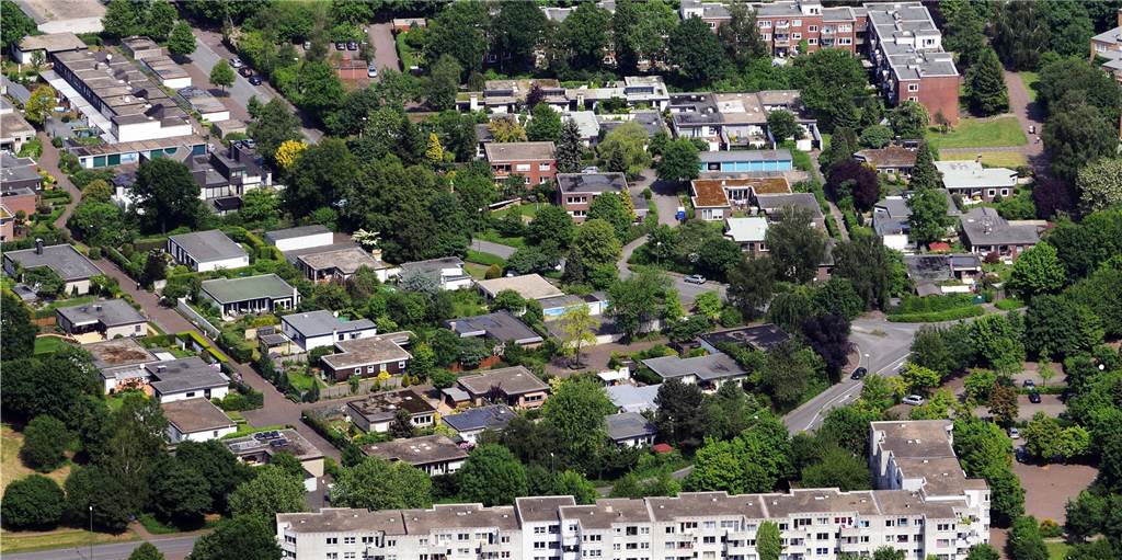Velero putzt ihre Wohnungen heraus: 70 werden bald neu vermietet Die Mehrfamilienhäuser an der Kampstraße (im Vordergrund) werden seit ihrem Verkauf von der Velero modernisiert und vermietet.