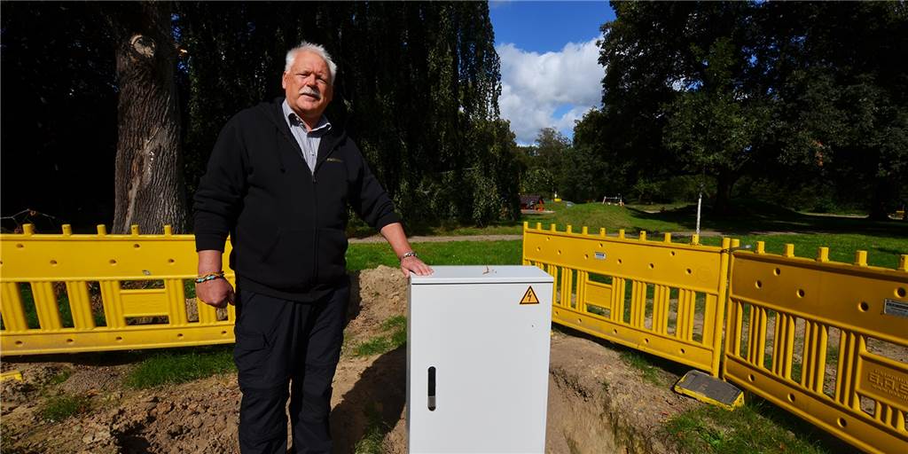 Eklat um Volksgarten: Politik beschließt Baustopp, Mengeder Gaudium bedroht Zehn Meter sind es vom Stromkasten bis zum Weg. Detlef Huß steht dort, wo beim Gaudium die Bühne ihren Platz hat.